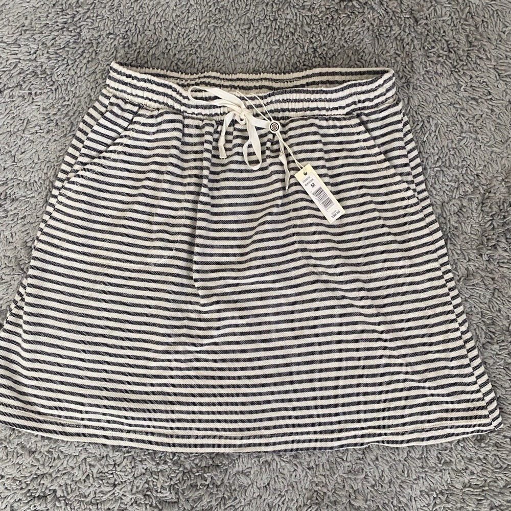 Max Studio Grey and White Striped Skirt Size Medium